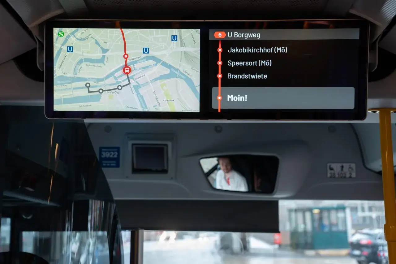 Bildschirm zeigt dynamische Fahrgastinformation: Karte und n&auml;chste Haltestellen der Linie 6 nach U Borgweg.