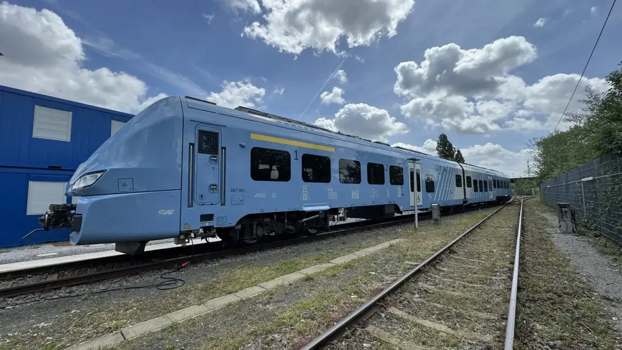 Neuer blauer Triebzug von CAF, bereit f&uuml;r die VRR Ausschreibung.