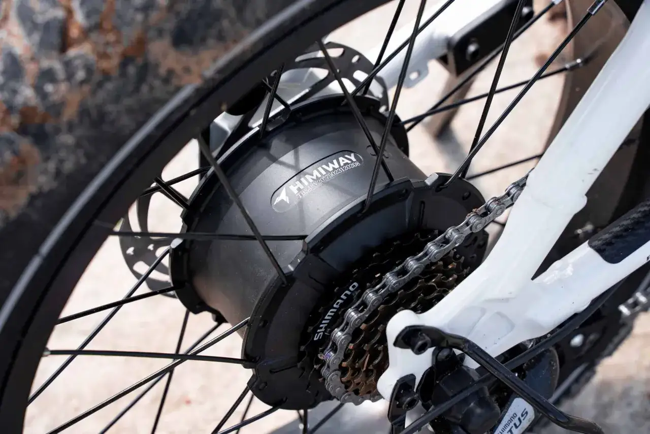 Nahaufnahme des Hinterrads eines E-Bikes mit einem gerissenen Fahrradkette. Der Motor ist von Himmiway, die Kassette von Shimano.