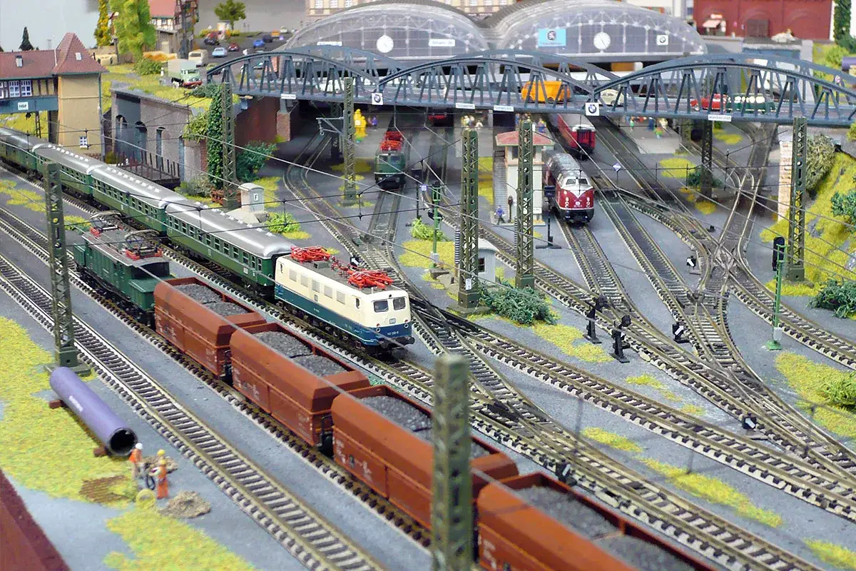 Modellbahnanlage mit vielen Gleisen, Z&uuml;gen und Geb&auml;uden. Eine detaillierte Sackbahnhof Liste k&ouml;nnte hier entstehen.