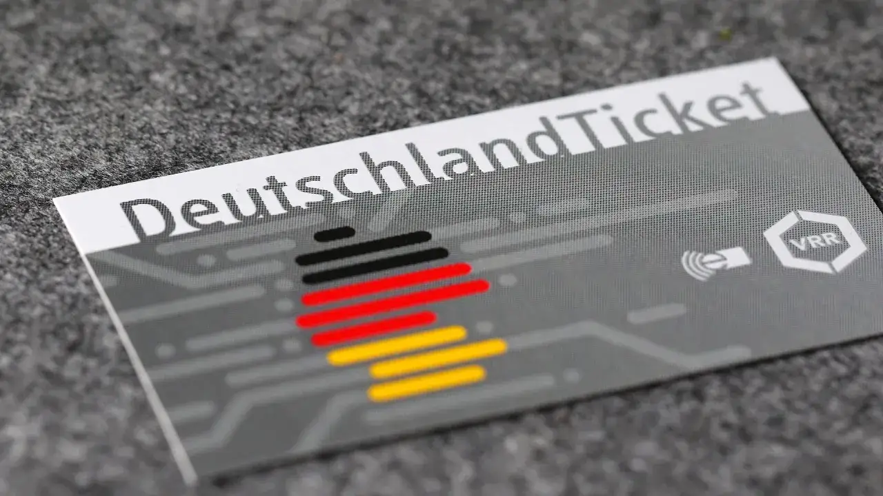 Das Deutschlandticket mit den Farben der deutschen Flagge und dem VRR-Logo.
