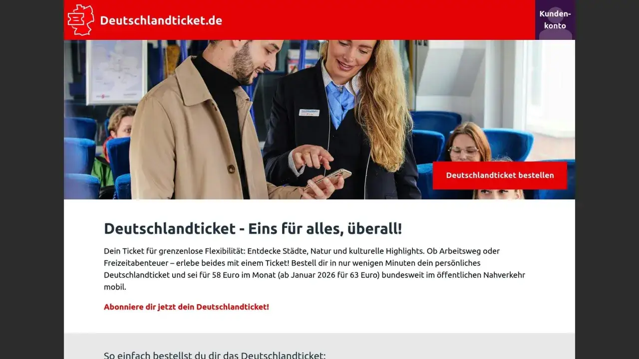 Mann und Frau im Zug, sie zeigen auf ein Smartphone. Deutschlandticket bis wann bestellen? Jetzt dein Ticket sichern!