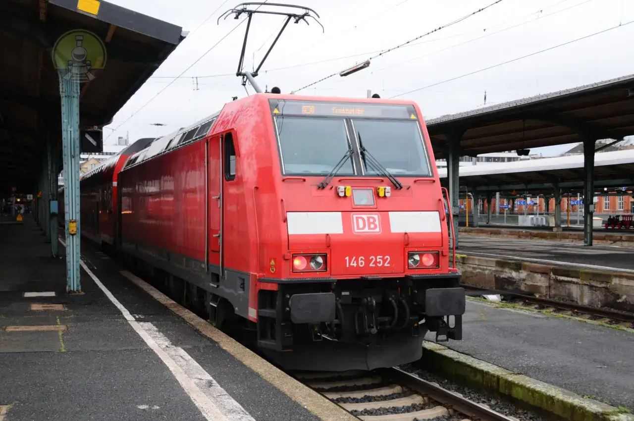 Rote Lokomotive BR 146 252 der DB steht am Bahnsteig.