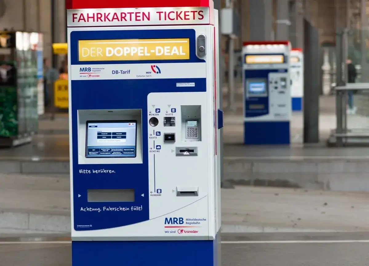 Fahrkartenautomat der MRB mit 