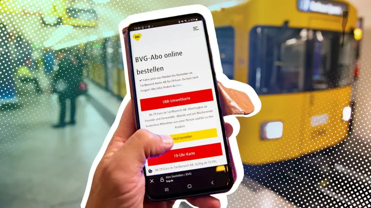 Ein Handy zeigt das Deutschlandticket der BVG. Perfekt f&uuml;r die Fahrt mit der U-Bahn in Berlin.