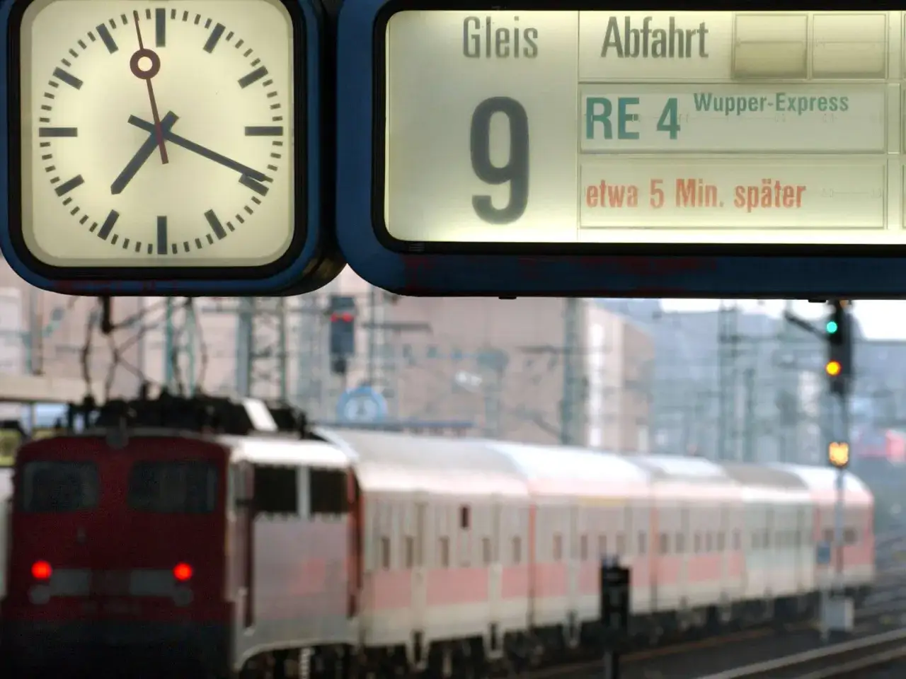 Bahnhofsuhr zeigt 7:40 Uhr. Die RE 4 Wupper-Express fährt etwa 5 Min. später von Gleis 9 ab.