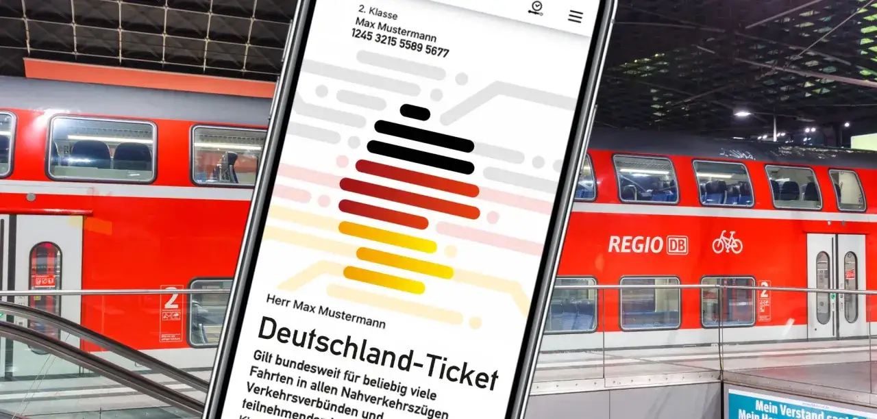 Smartphone mit Deutschland-Ticket f&uuml;r die Zugkontrolle. Ein roter Regionalzug steht bereit.