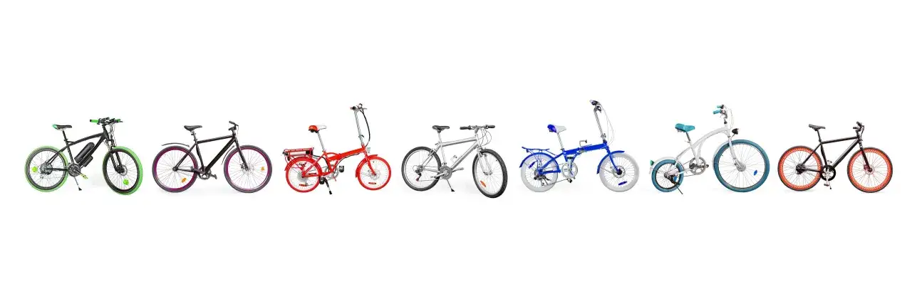 Eine Reihe von Fahrrädern in verschiedenen Farben und Designs, darunter ein schwarzes E-Bike mit grünen Akzenten, ein rotes Faltrad und ein silbernes Mountainbike. Verschiedene Fahrrad marken.