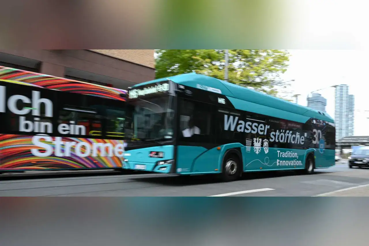 Ein türkiser Bus mit der Aufschrift 