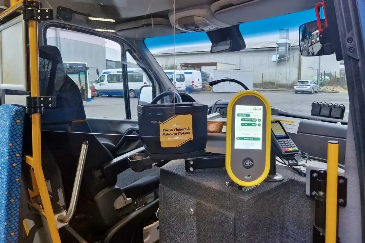 Im Bus in NRW kann man mit Karte zahlen. Ein Ticketautomat und ein Kartenleseger&auml;t sind sichtbar.