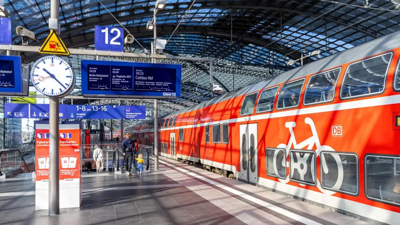Roter Doppelstockzug am Gleis 12. Das Deutschlandticket Vorteile sind hier offensichtlich: Mit dem Ticket reisen Sie flexibel und g&uuml;nstig.
