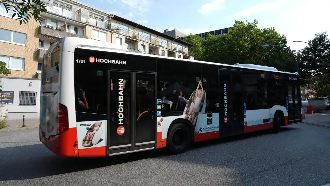 Ein modernes Hochbahn-Verkehrsmittel f&auml;hrt auf der Stra&szlig;e.