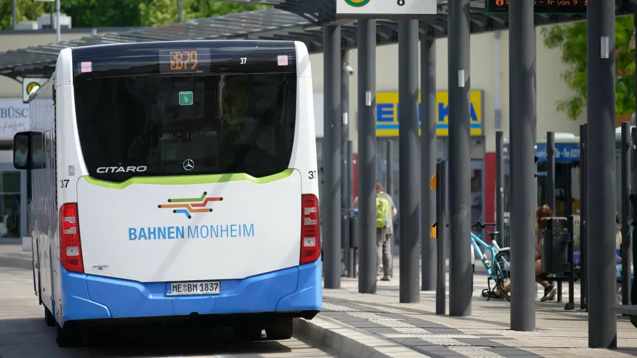 Ein Bus der Bahnen Monheim wartet an einer Haltestelle. Was bedeutet NRW? Hier f&auml;hrt er durch das Bundesland.