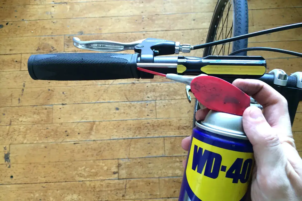 WD-40 wird verwendet, um die Lenkergriffe am Fahrrad zu wechseln.
