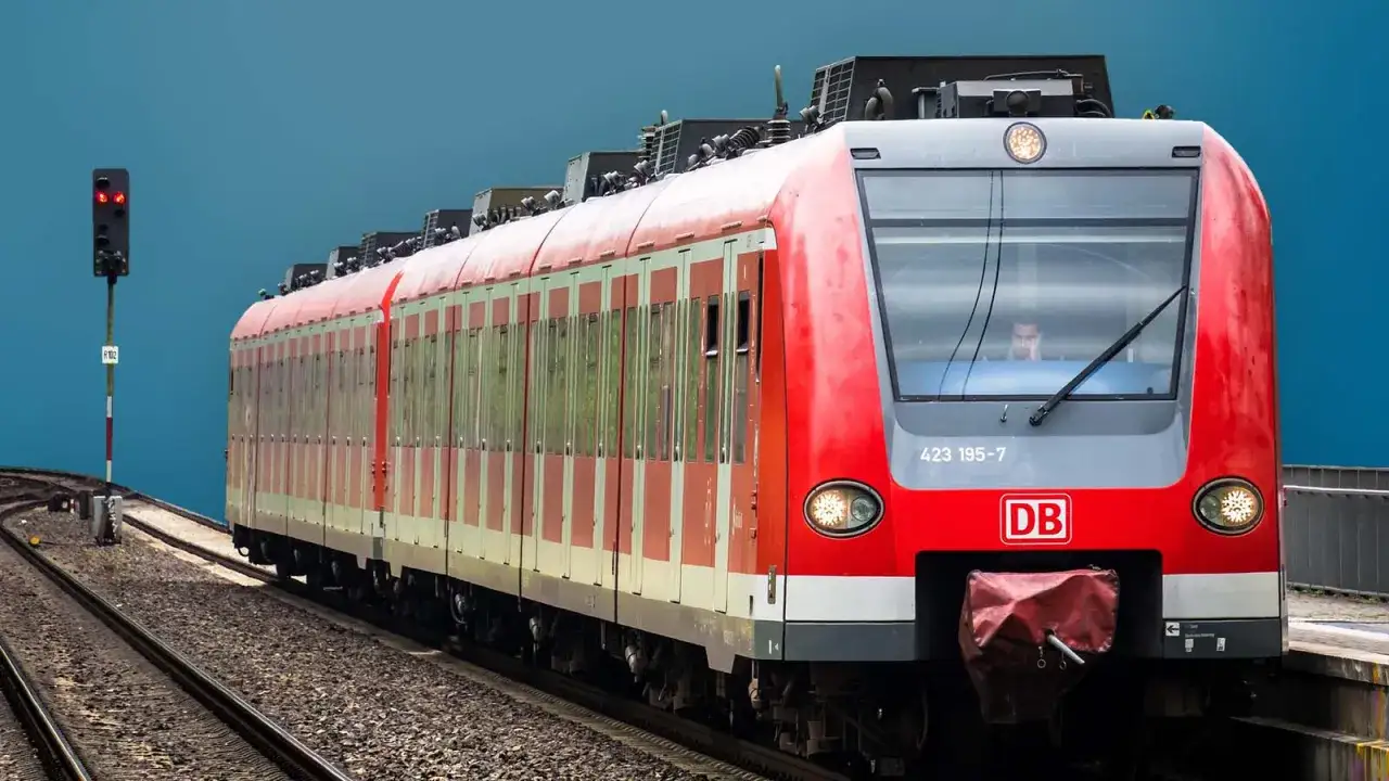 Roter Triebzug der Baureihe rb37 nrw f&auml;hrt auf Gleisen, Signal zeigt Rot.