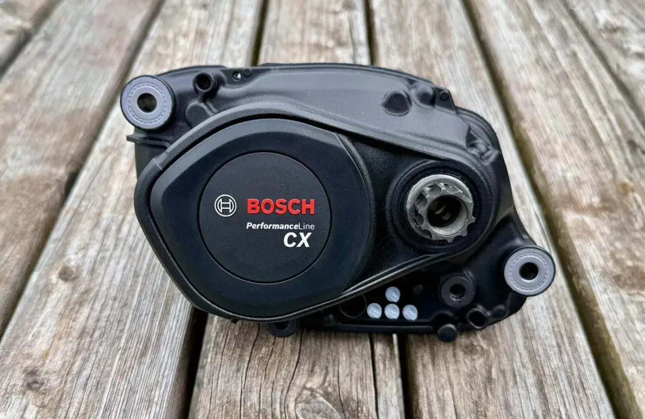 Bosch Performance Line CX E-Bike Motor. Um herauszufinden, welche Generation ich habe, schaue ich auf das Logo.