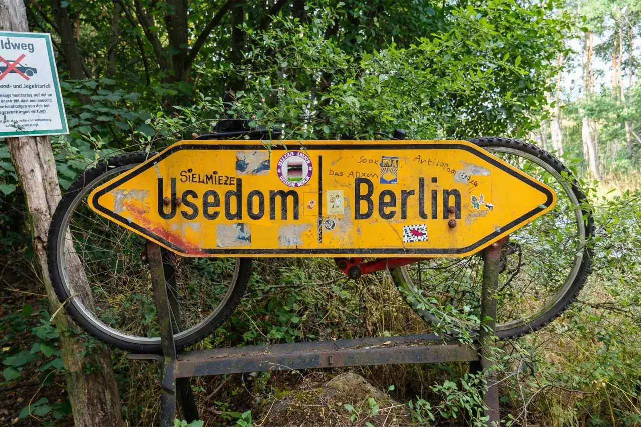 Gelbes Schild mit Aufschrift 