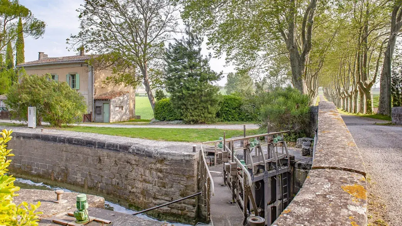 Schleuse am Canal du Midi, ideal f&uuml;r eine Fahrradtour entlang der von B&auml;umen ges&auml;umten Stra&szlig;e.