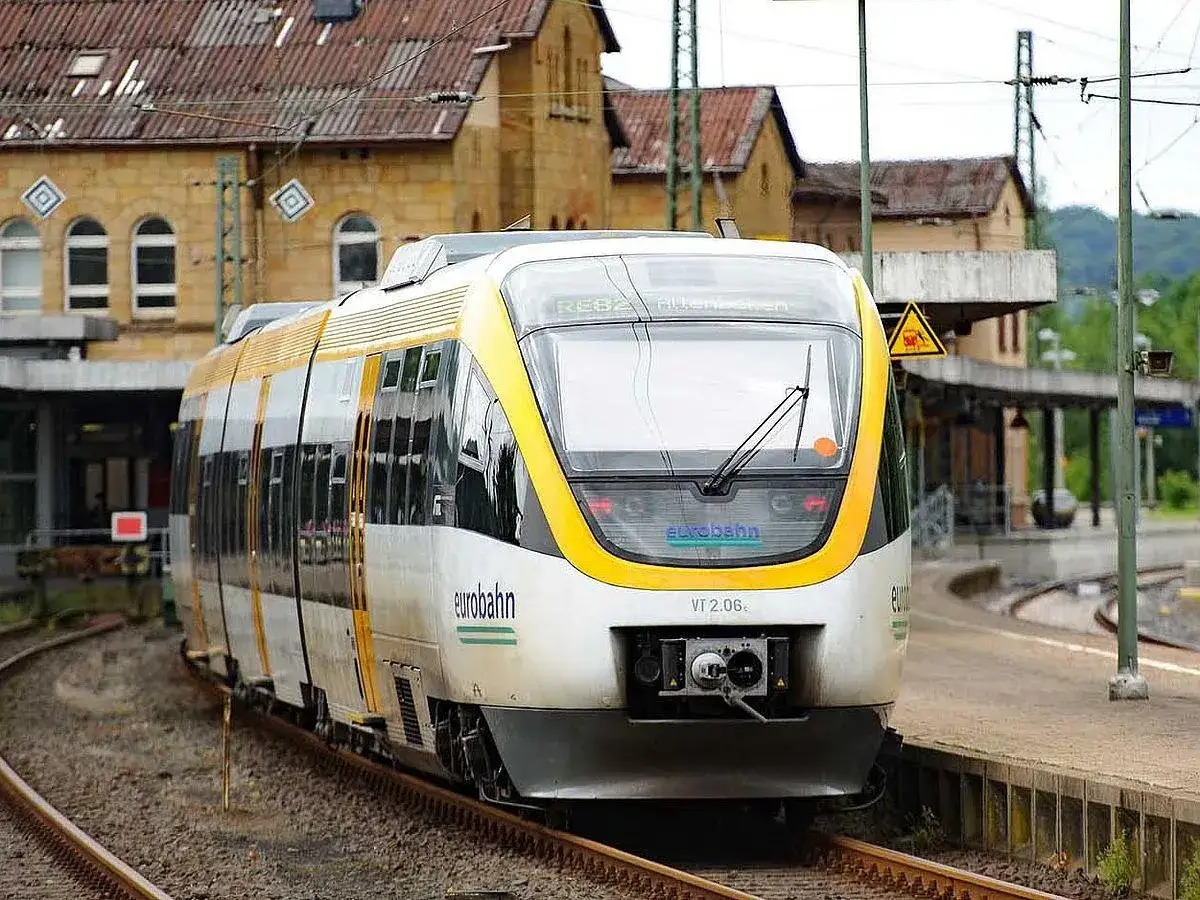 Ein Eurobahn-Zug mit gelben Akzenten steht am Bahnsteig. Der Lokf&uuml;hrer zeigt hier seinen bombardier talent f&uuml;r p&uuml;nktliche Abfahrten.