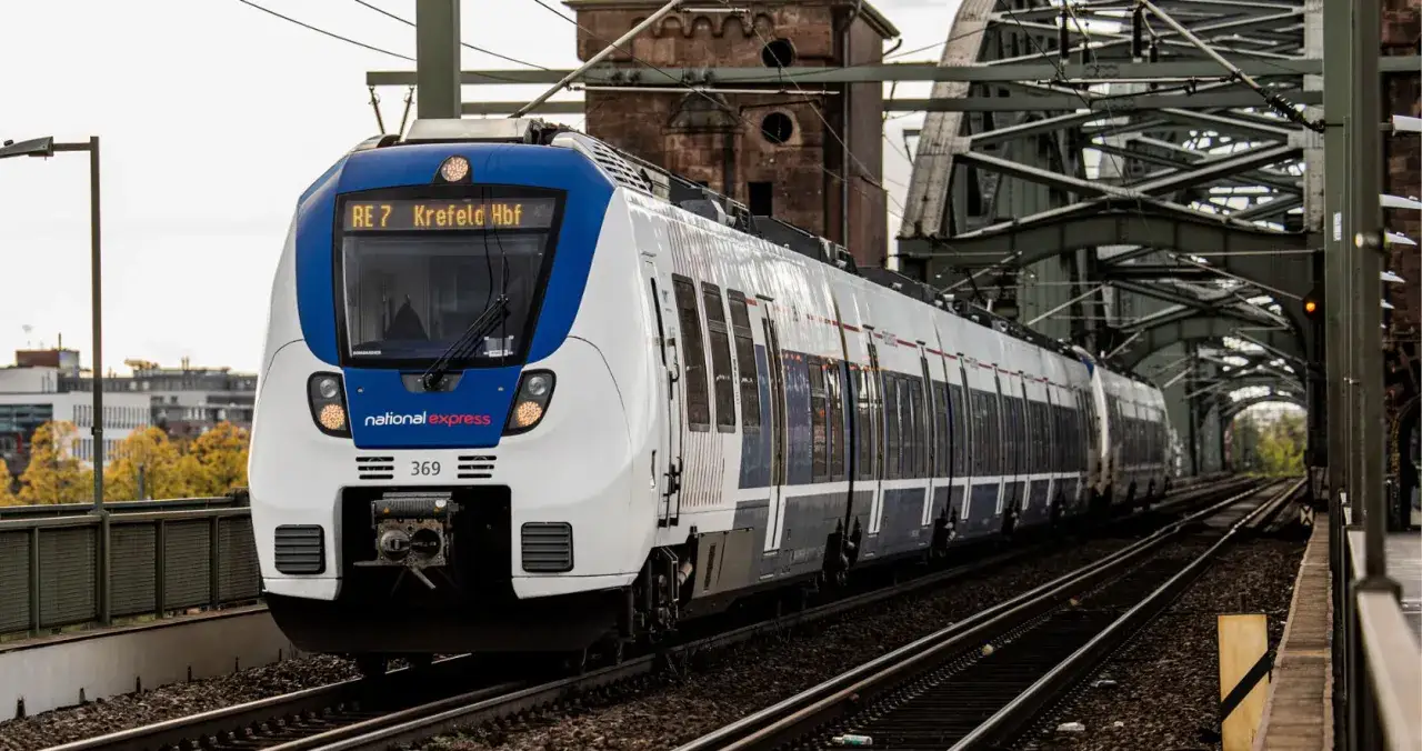 RE 7 Zug von National Express f&auml;hrt &uuml;ber eine Br&uuml;cke in NRW.