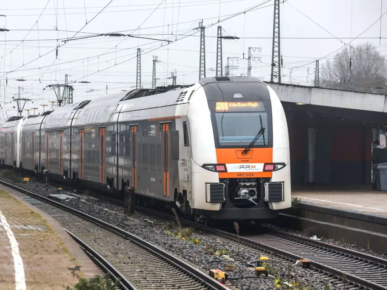 RE6 Zug auf den Gleisen, der die Strecke K&ouml;ln/Bonn Flughafen bedient.