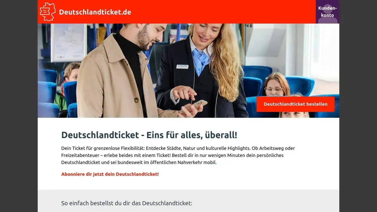 Ein Mann und eine Frau im Zug, die auf ein Smartphone schauen. Die Frau, eine Zugbegleiterin, zeigt ihm, wie er sein Deutschlandticket pausieren kann.