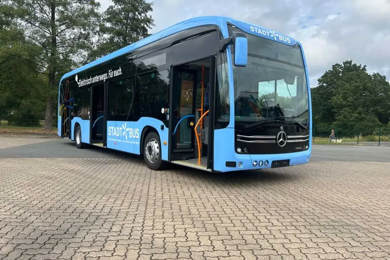 Ein blauer Elektro-Stadtbus mit der Aufschrift 
