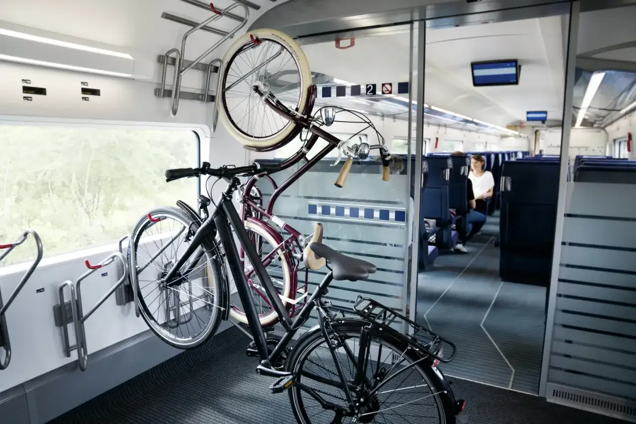 Zwei Fahrr&auml;der sind in einem Zugabteil f&uuml;r den Nahverkehr verstaut. Ein Fahrradticket ist f&uuml;r diese Reise unerl&auml;sslich.
