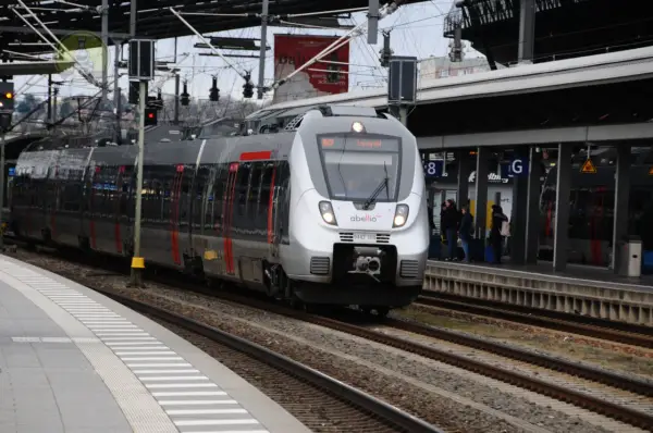 Ein moderner Zug der Abellio mit Ziel Leipzig Hbf, der mit Bombardier-Talent-Technologie fährt, steht am Bahnsteig.
