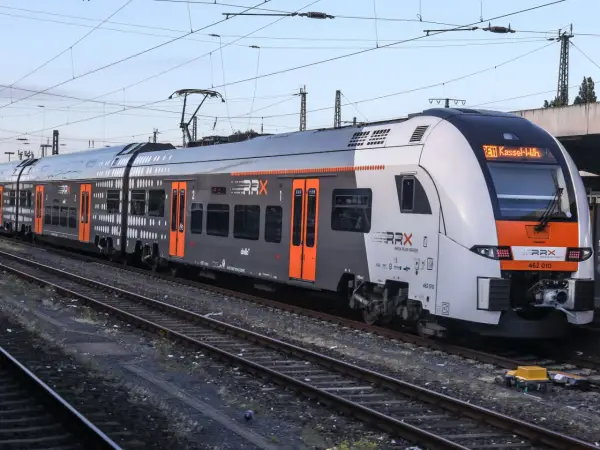 Der RRX RE11 fährt nach Kassel-Wilhelmshöhe.